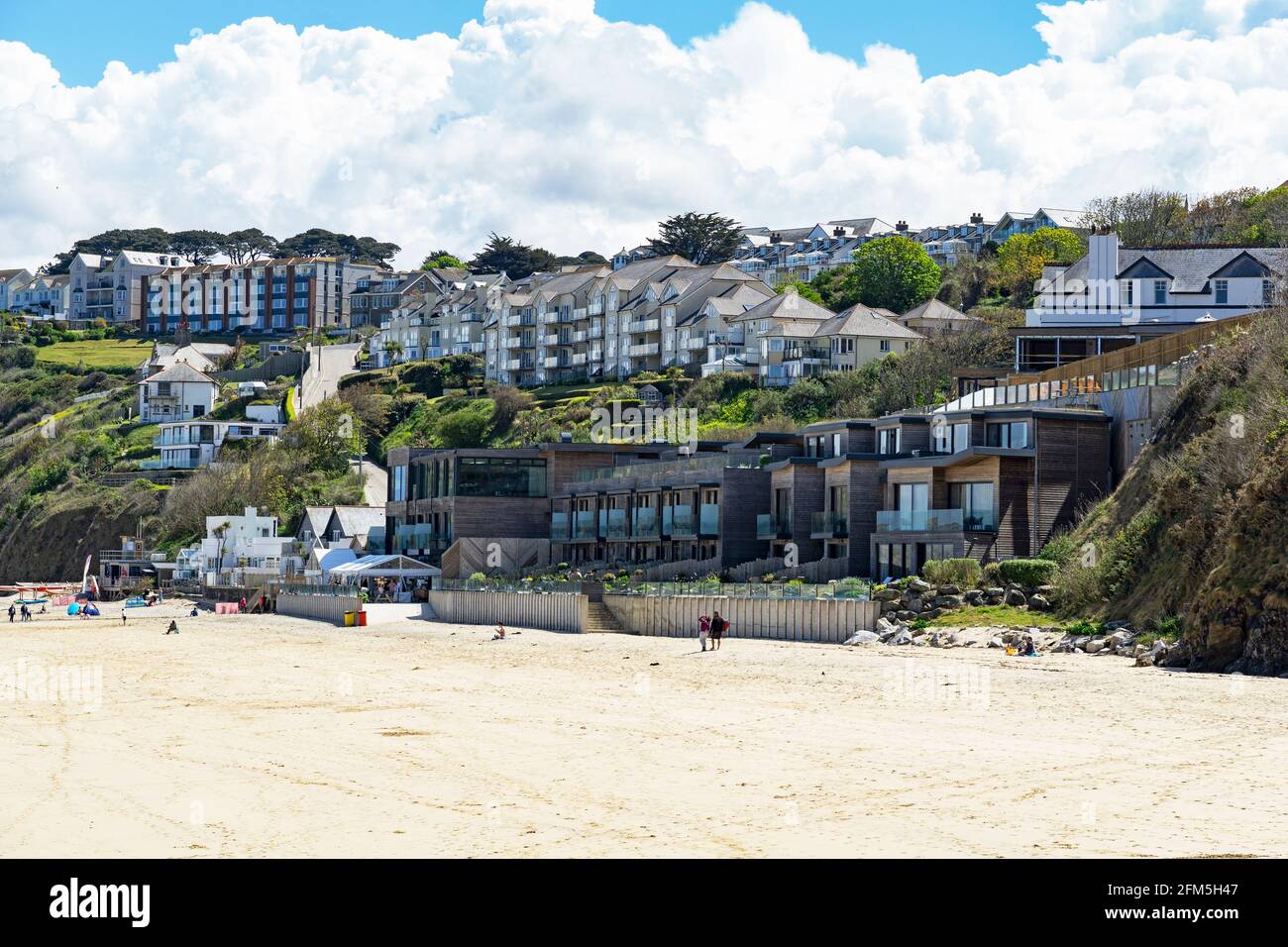 Häuser und Wohnungen mit Blick auf den Strand in der Carbis Bay in der Nähe von St. ives in cornwall, england, großbritannien, wird der G7-Gipfel hier im juni 2021 stattfinden Stockfoto