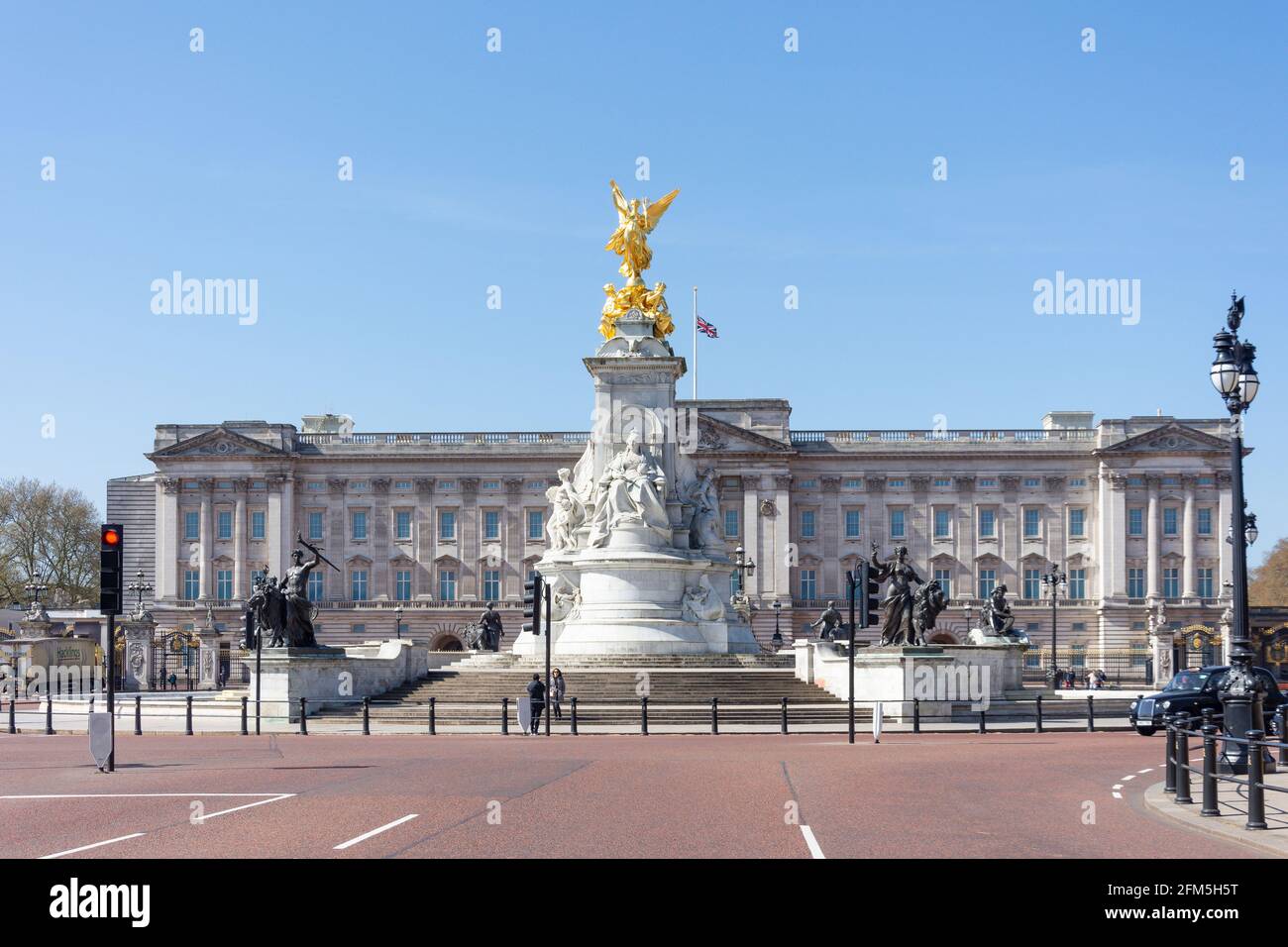 Buckingham Palace und Victoria Memorial von der Mall, Westminster, City of Westminster, Greater London, England, Vereinigtes Königreich Stockfoto