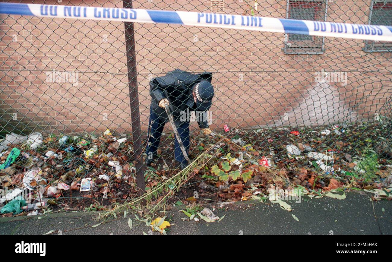 Die 10-jährige Damilola Taylor wurde am 2000. Dezember auf dem Anwesen North Peckham ermordet. Die Polizei durchsucht die Umgebung des Mordszene. Stockfoto
