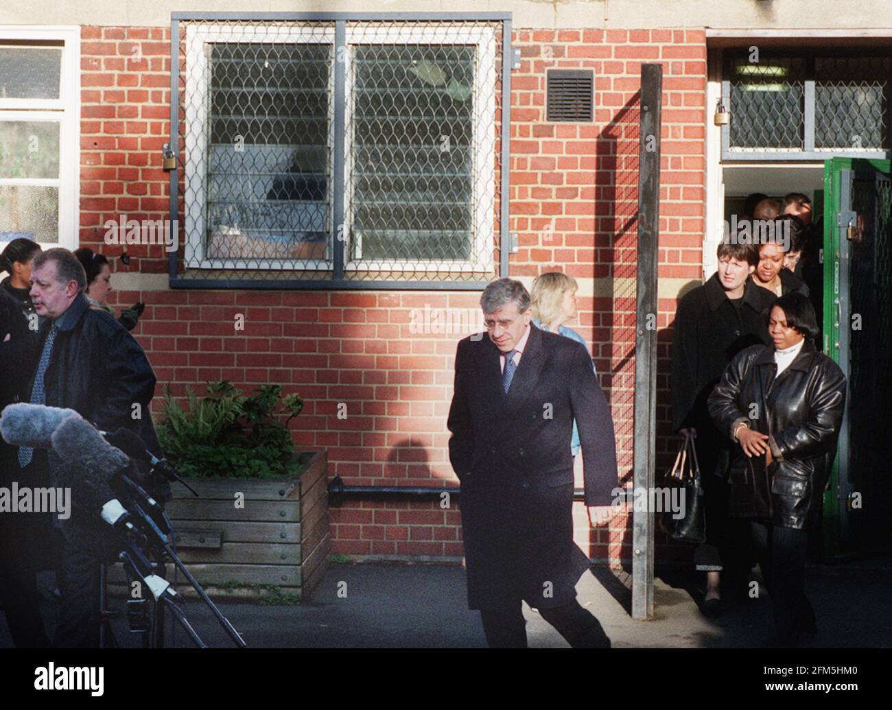 Jack Straw besucht die Oliver Goldsmith-Schule am 2000. Dezember, an der der ermordete 10-jährige Damilola Taylor teilnahm. Stroh verlässt die Schule Stockfoto