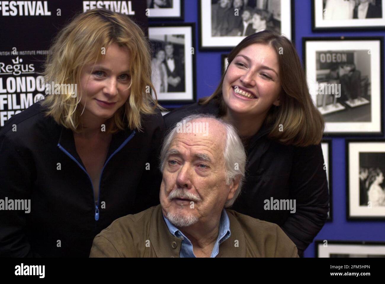 DER AMERIKANISCHE FILMREGISSEUR ROBERT ALTMAN IM ODEON WEST END, WO ER AN DER VORSTELLUNG DES 45. REGUS LONDON FILM FESTIVALS TEILNAHM, LINKS DIE SCHAUSPIELERIN EMILY WATSON (ANGELA'S ASHES) UND RECHTS DIE SCHAUSPIELERIN KELLY MACDONALD (TRAINSPOTTING). 19.9.01 PIC:JOHN VOOS Stockfoto