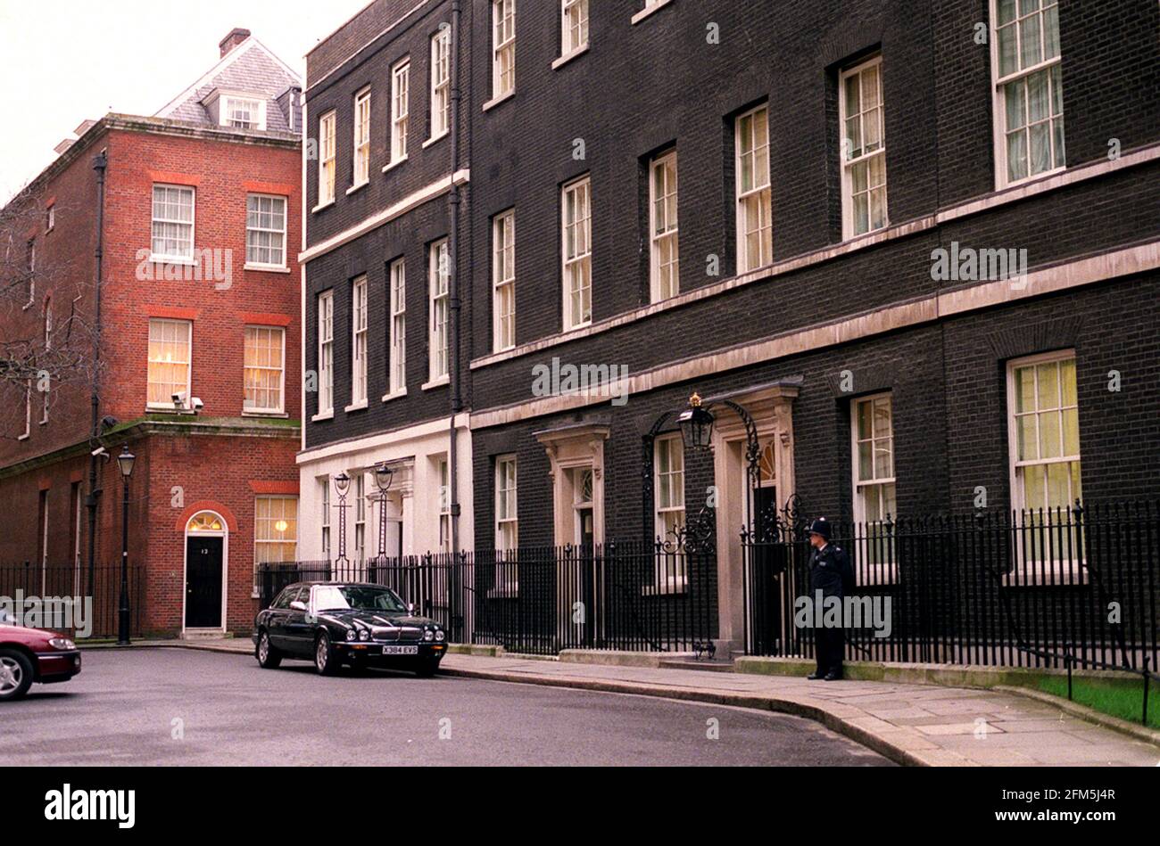 Downing Street März 2001 Links rechts roter Backstein Nr. 12 Nr. 11 das Haus des Kanzlers der Schatzkanzler Und No 10 Downing Street, die officale Heimat der Premierminister Stockfoto