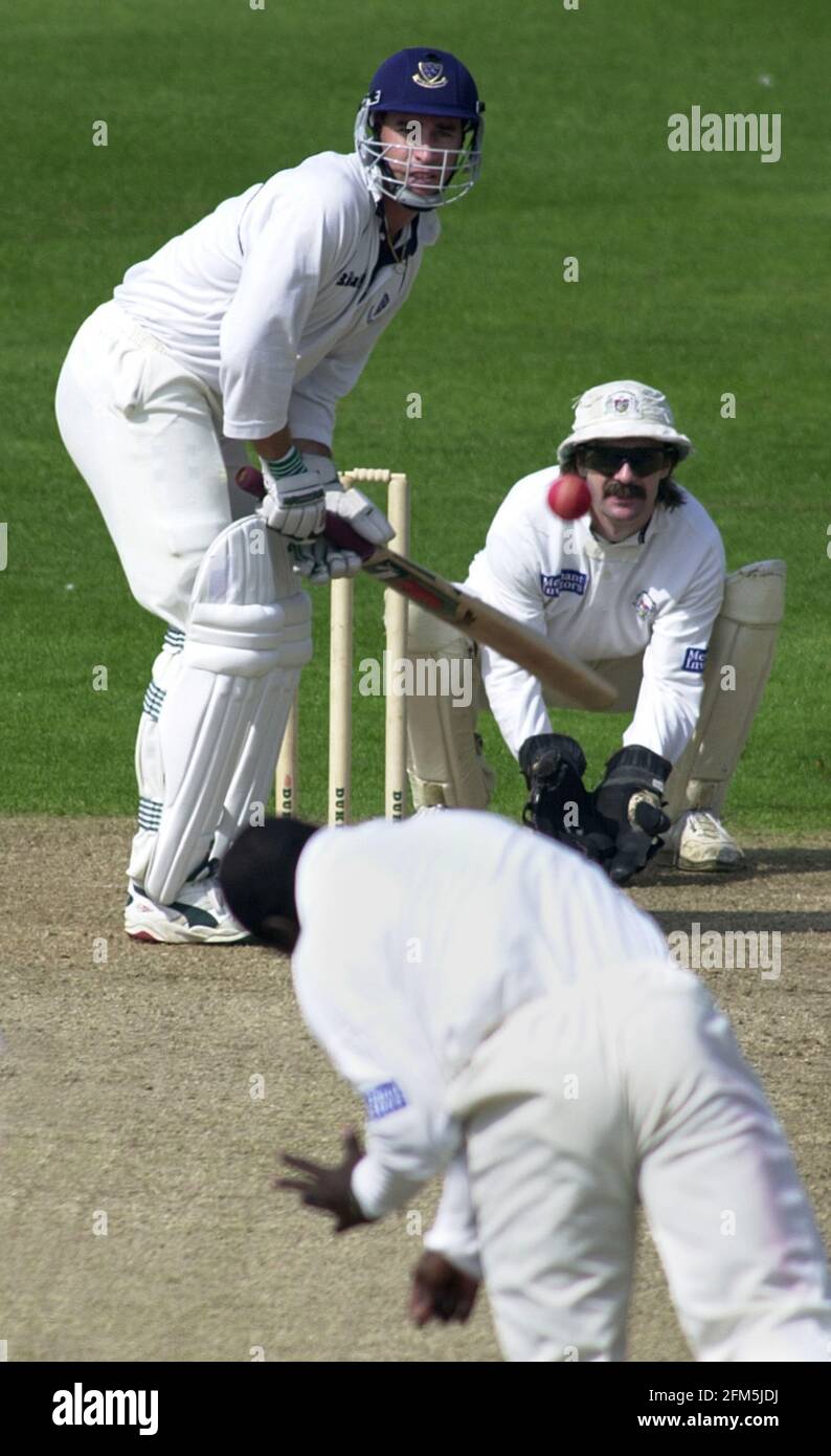 MARK ALLEYNE BOWLING ZU MG BEVAN MAI 2000 WÄHREND DER BENSON UND HEDGES HABEN DAS VIERTELFINALE VON SUSSEX V GLOUCESTERSHIRE IN HOVE ERREICHT Stockfoto