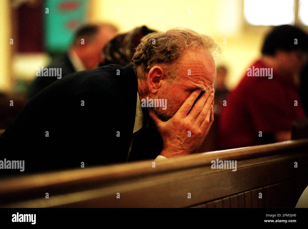 Überlebende, Angehörige und Freunde der Opfer des EISENBAHNUNGLÜCKS IN SOUTHALL beim GEDENKGOTTESDIENST ZUM 3. JAHRESTAG des Unfalls IN DER St. JOHNS Church IN SOUTHALL. Stockfoto