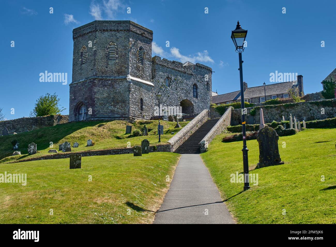 Tower Gate (Porth-y-Twr) an der St. David's Cathedral, St. David's, Pembrokeshire, Wales Stockfoto