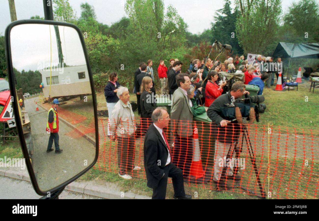 Die Frauen von Greenham Common ziehen nach 19 Jahren endlich weg. Die Karawane, die das Zuhause der letzten beiden Frauen war, am Haupttor, wird schließlich auf einen Tieflader gehoben, um weggenommen zu werden. Stockfoto