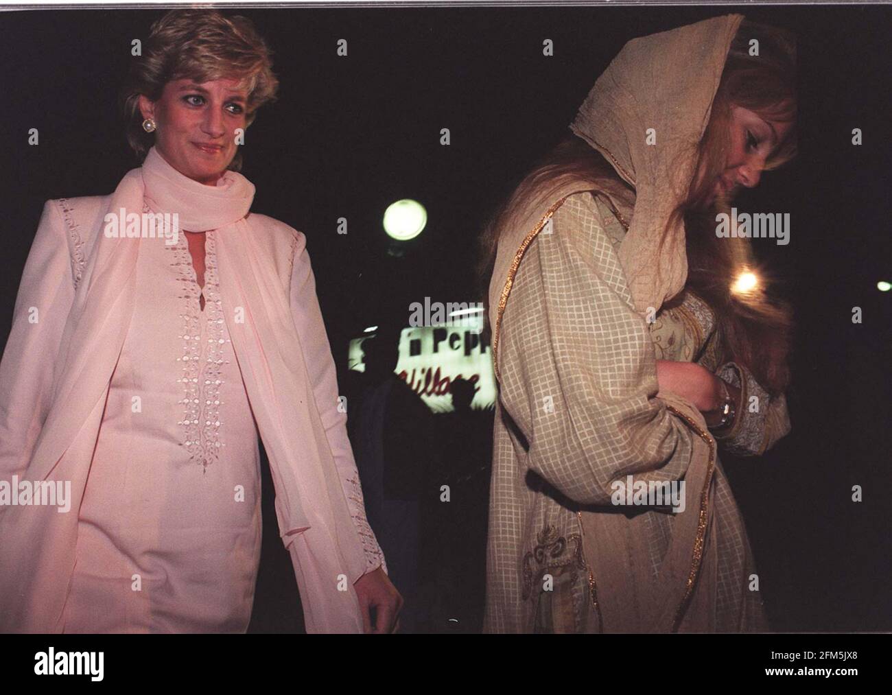 Prinzessin Diana (L) wird am 21. Februar vom Flughafen Lahore aus von Jemmina Khan begleitet. Die Prinzessin ist zu einem zweitägigen Besuch mit ihrem Freund Imran Khan in Lahore Stockfoto