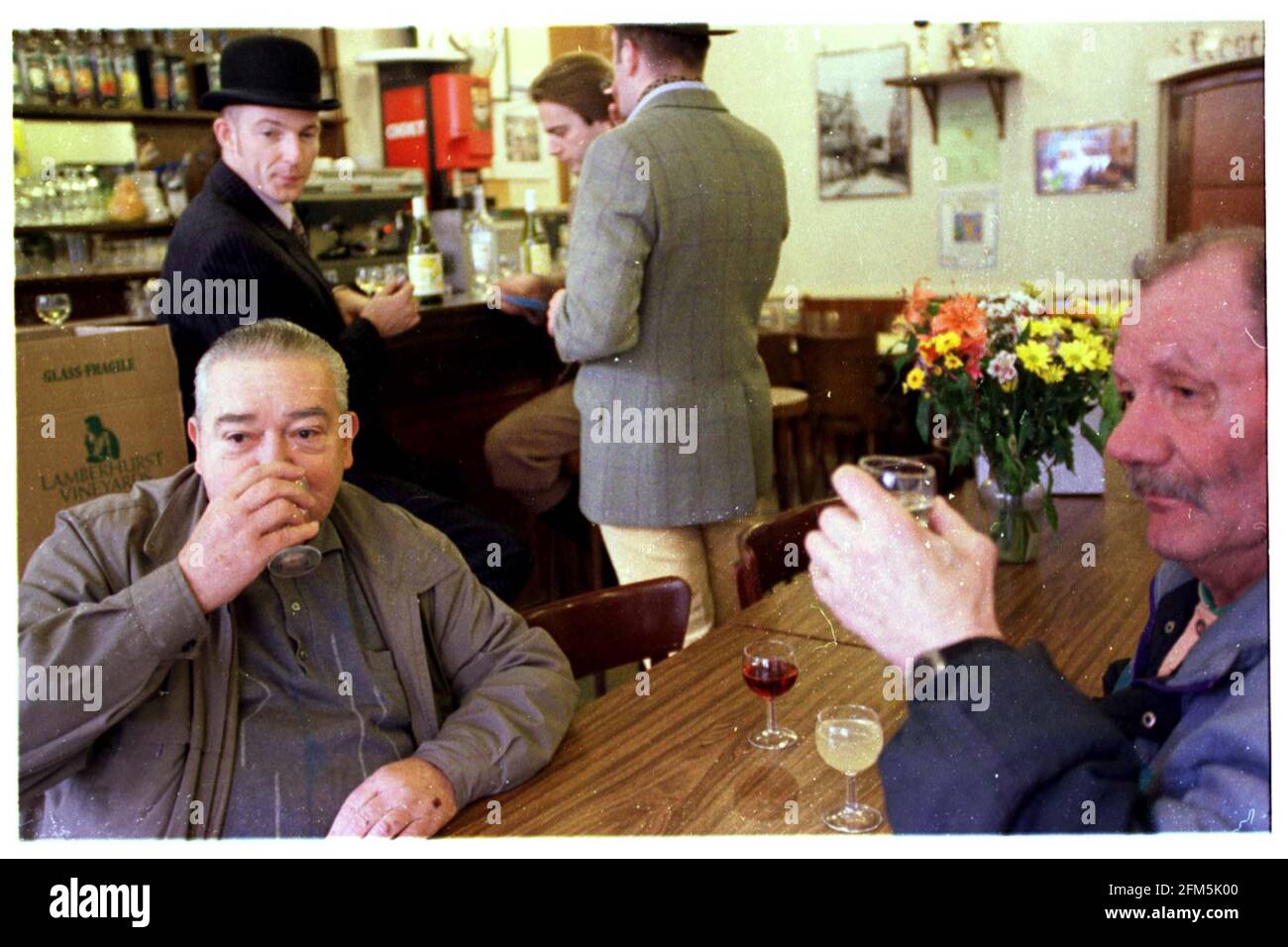 FRANZOSEN IN BEAUJEU, DIE ENGLISCHEN WEIN ALS REDAKTEURE VON EAT SOUP MAG VERKOSTEN, DIE DEN WEIN RÜBERBRACHTEN, SITZEN AN DER BAR. Stockfoto