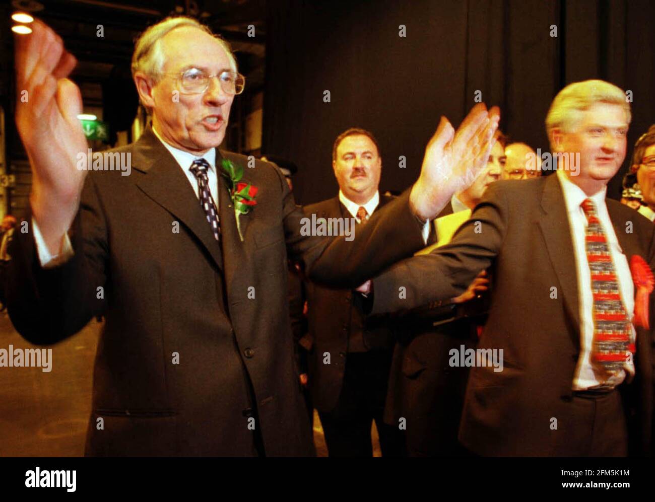Wahlen von Donald Dewar und Gordon Jackson Schottland 1999 Donald Dewar Im Scottish Exhibition and Conference Center für das Ergebnis Des Grafen in seinem Wahlkreis für den neuen Schotten Das Parlament in den frühen Morgenstunden.auf der rechten Seite Ist Gordon Jackson der Labour-Gewinner des Sitzes für Glasgow Govan Stockfoto