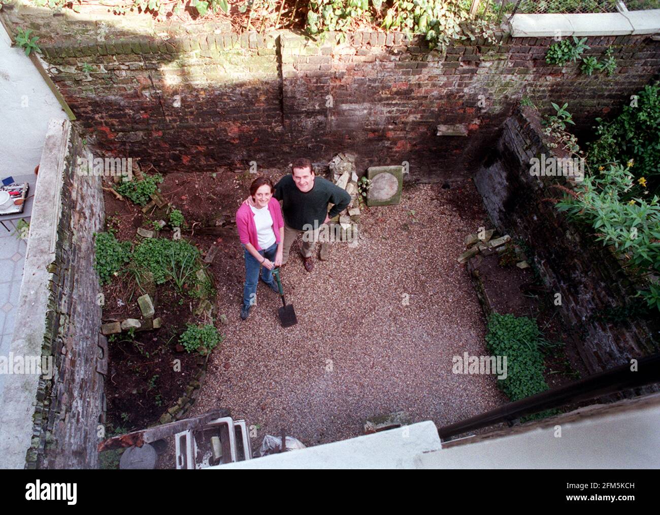 Jonathon und Vanessa Ringer März 2000 Im Garten ihres kürzlich erworbenen Londoner Hauses. Stockfoto