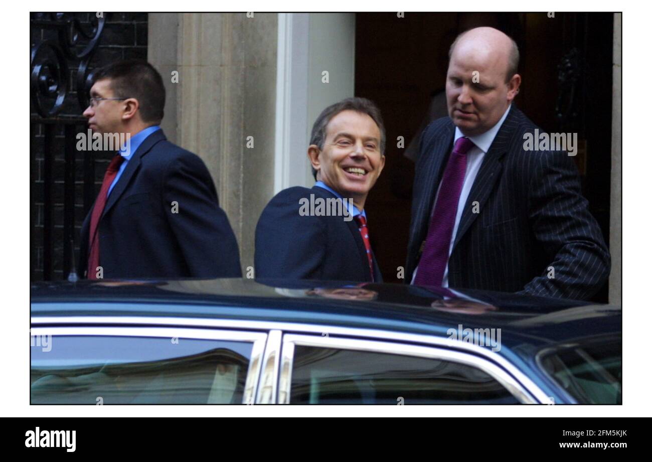 Tony Blair verlässt Downing Street für Irland, sein erster Ausflug seit er am sonntag 19/10/2003 ins Krankenhaus von Hamersmith gebracht wurde. PIC David Sandison 21/10/2003 Stockfoto