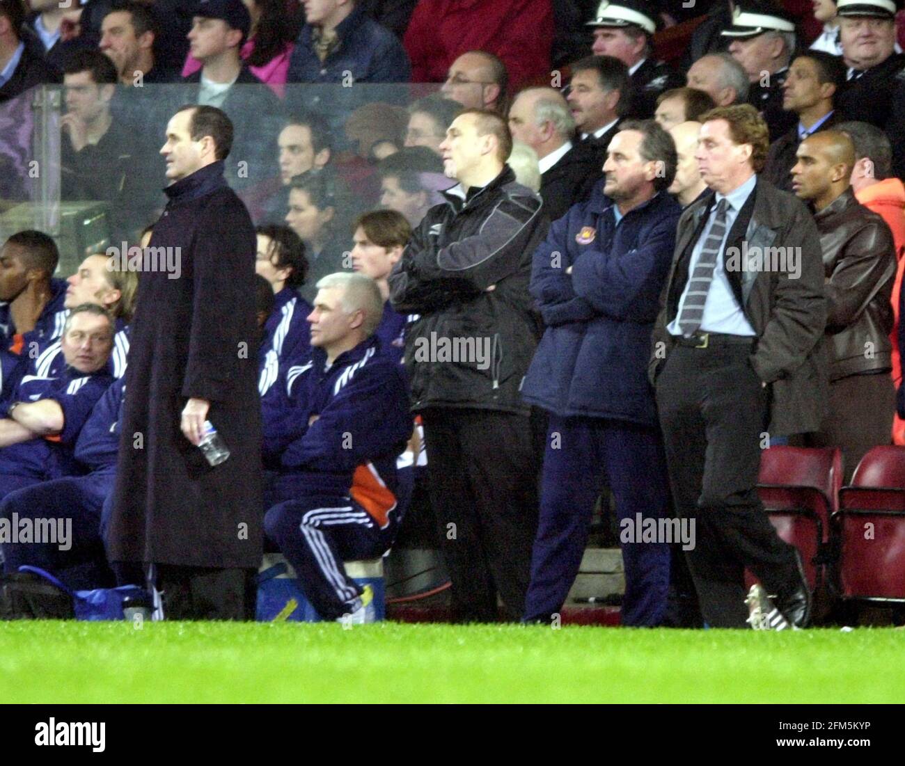 George Graham Football Manager von Tottenham Hotspur, 2001. März während des Spiels der 6. Runde des FA Cup gegen West Ham United im Upton Park. Stockfoto