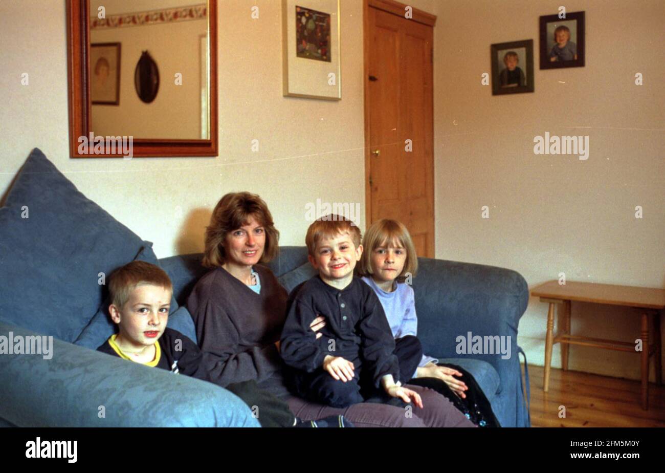 THE ROBINS FAMILY, L-R: HARRY, 7; CAROL; FREDDIE, 4; KATE, 7. 20.4.01 PIC:JOHN VOOS Stockfoto