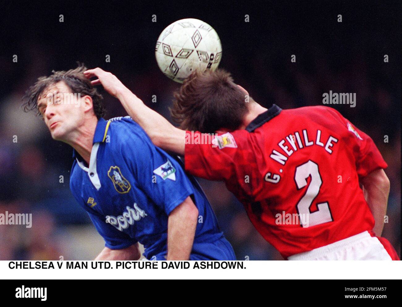 Mark Hughes und Gary Neville kämpfen um den Ball Der Chelsea V Manchester United Premiership Football Kampf in Stamford Brücke Stockfoto