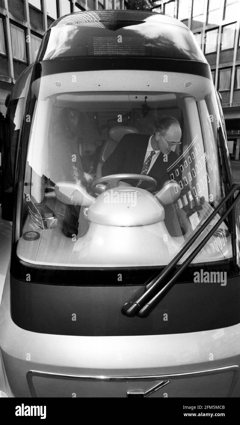 Sir George Young MP Minister für Verkehr Trying Der neue Volvo-Bus für Umweltkonzepte im Zentrum von London Stockfoto