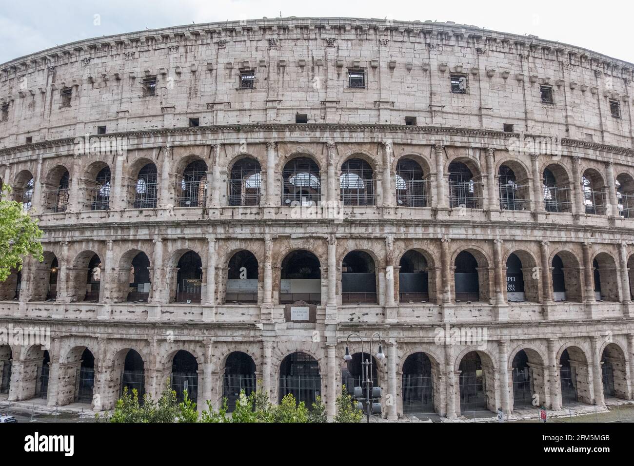 Schöne Aussicht auf Rom in Italien. Die alten historischen Ruinen, berühmten Denkmäler, Gassen und Straßen der Stadt. Architektonisches Wahrzeichen des westlichen Cu Stockfoto