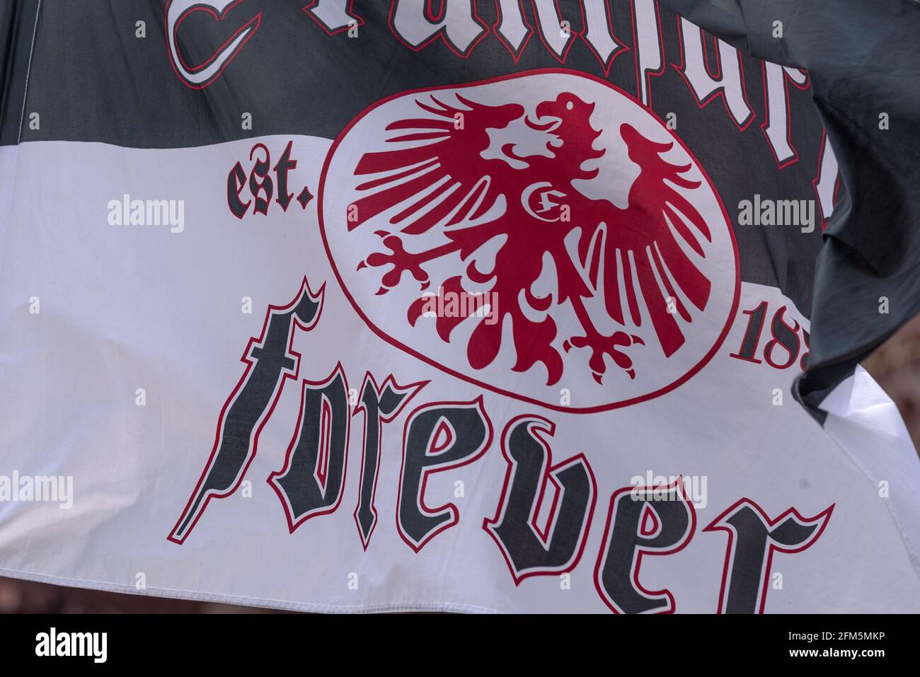 Winkende Flagge des deutschen Fußballvereins Eintracht Frankfurt Stockfoto