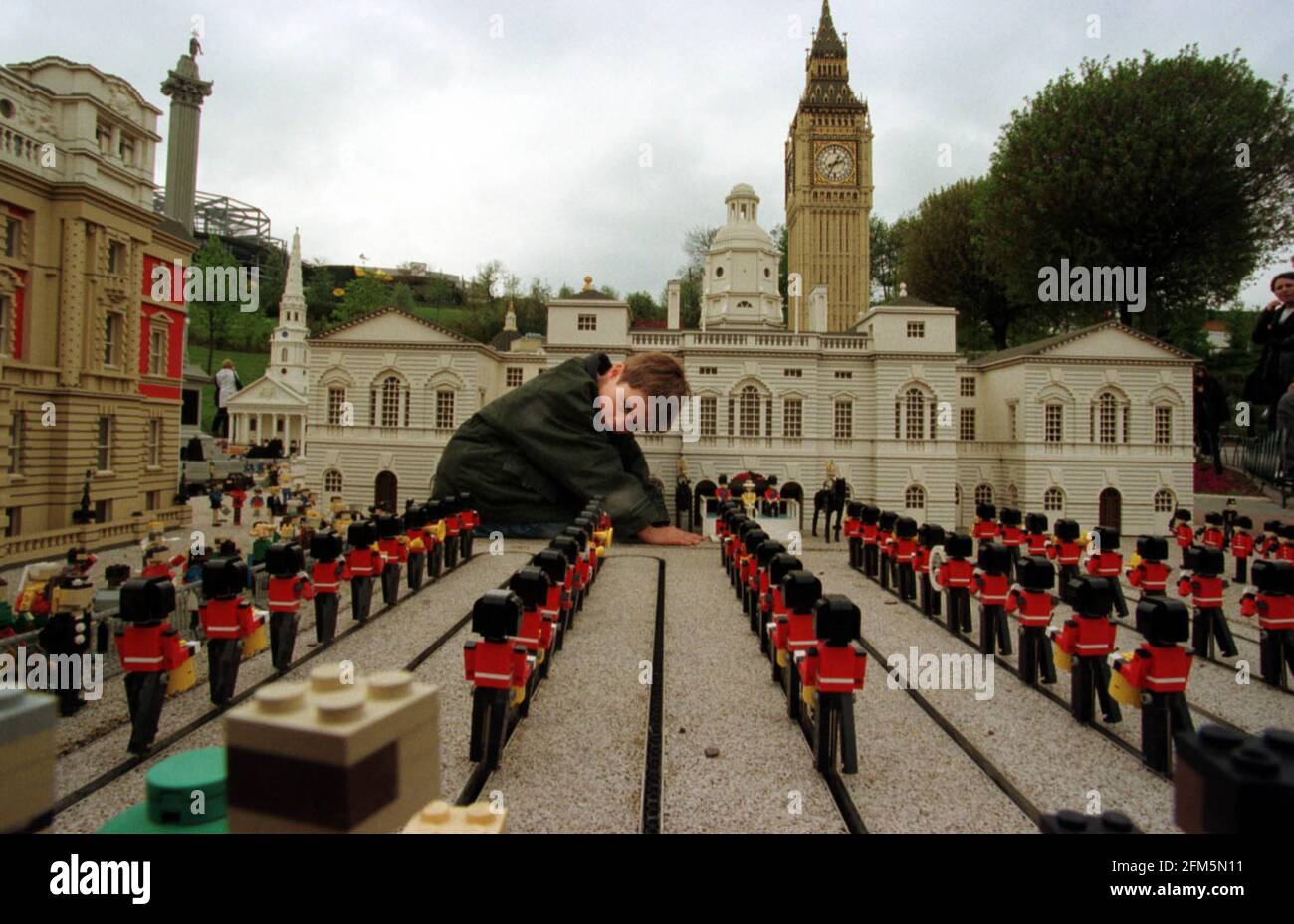 Legoland Theme Park Windsor Mai 2000 William Jeanes mit Soldaten Auf Parade vor der Königin mit Modellen von Buckingham Palace und Big Ben in Legoland Stockfoto