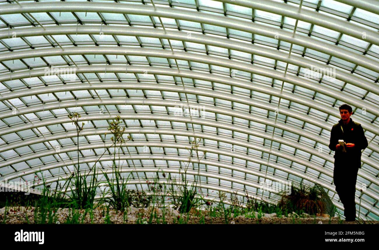 DER NATIONALE BOTANISCHE GARTEN VON WALES, DER MORGEN FÜR DIE ÖFFENTLICHKEIT GEÖFFNET WIRD. BILD IN DER NORMANNISCHEN FOSTER DESIGNEDas Great Glasshouse im National Botanic Garden of Wales das 43.3 Millionen Projekt von Sir Norman Fosrer, dem ersten seit 200 Jahren in Großbritannien erschaffenen nationalen botanischen Garten, wird morgen zum ersten Mal der Öffentlichkeit zugänglich gemacht. Es hat ein Team von rund 500 Mitarbeitern fast drei Jahre gedauert, um es an einem Standort in der Nähe von Llanarthne, Carmarthenshire, im Südwesten von Wales, zu bauen. Das Herzstück ist das Great Glasshouse, das über eine gekippte Kuppel verfügt und eine mediterrane Landschaft beherbergt Stockfoto