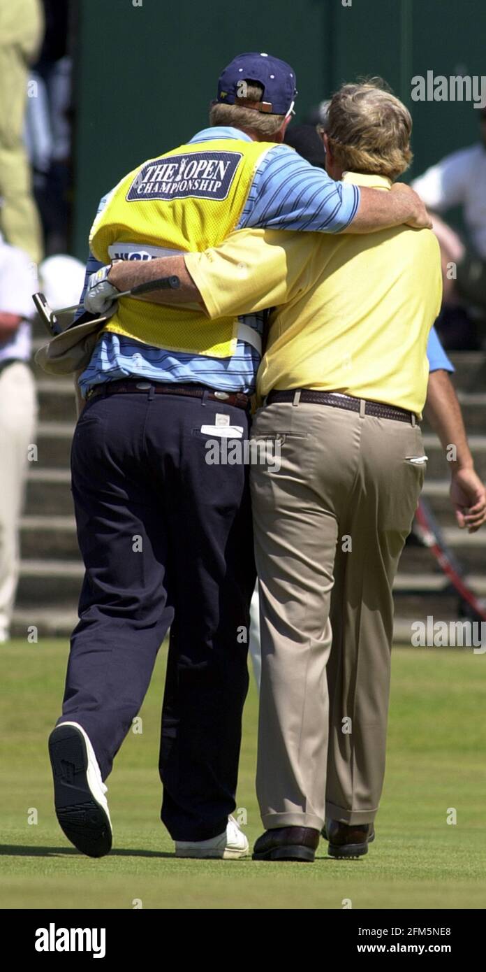 JACK NICKLAUS UND SOHN NACH SEINEM LETZTEN PUTT AUF DEM 18. LOCH BEI ST ANDREWS. DIES WAR DAS LETZTE MAL, DASS NICLAUS AN DER MEISTERSCHAFT TEILNEHMEN WÜRDE. Stockfoto