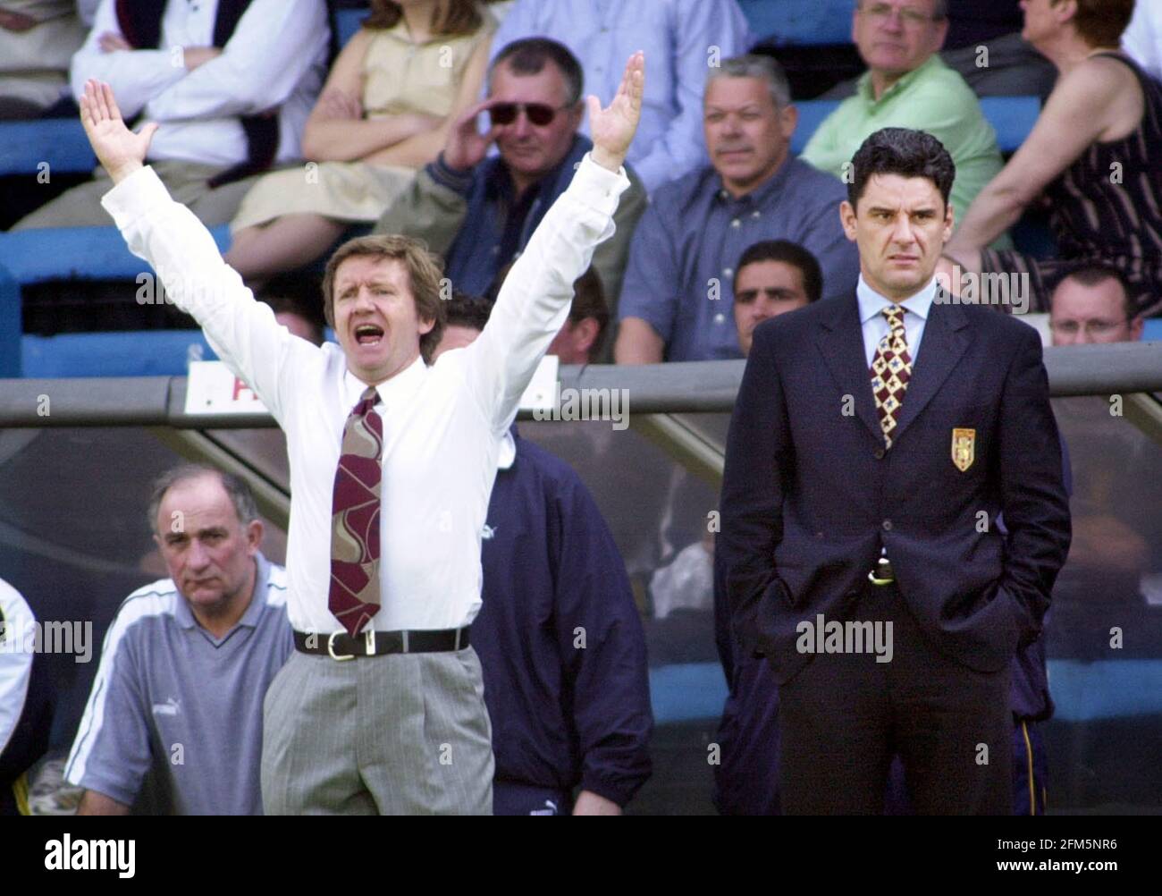 Terry Burton und John Gregory Mai 2000 John Gregory Football Manager von Aston Villa und Terry Burton neuer Manager von Wimbledon während des Spiels der FA Carling Premiership Stockfoto