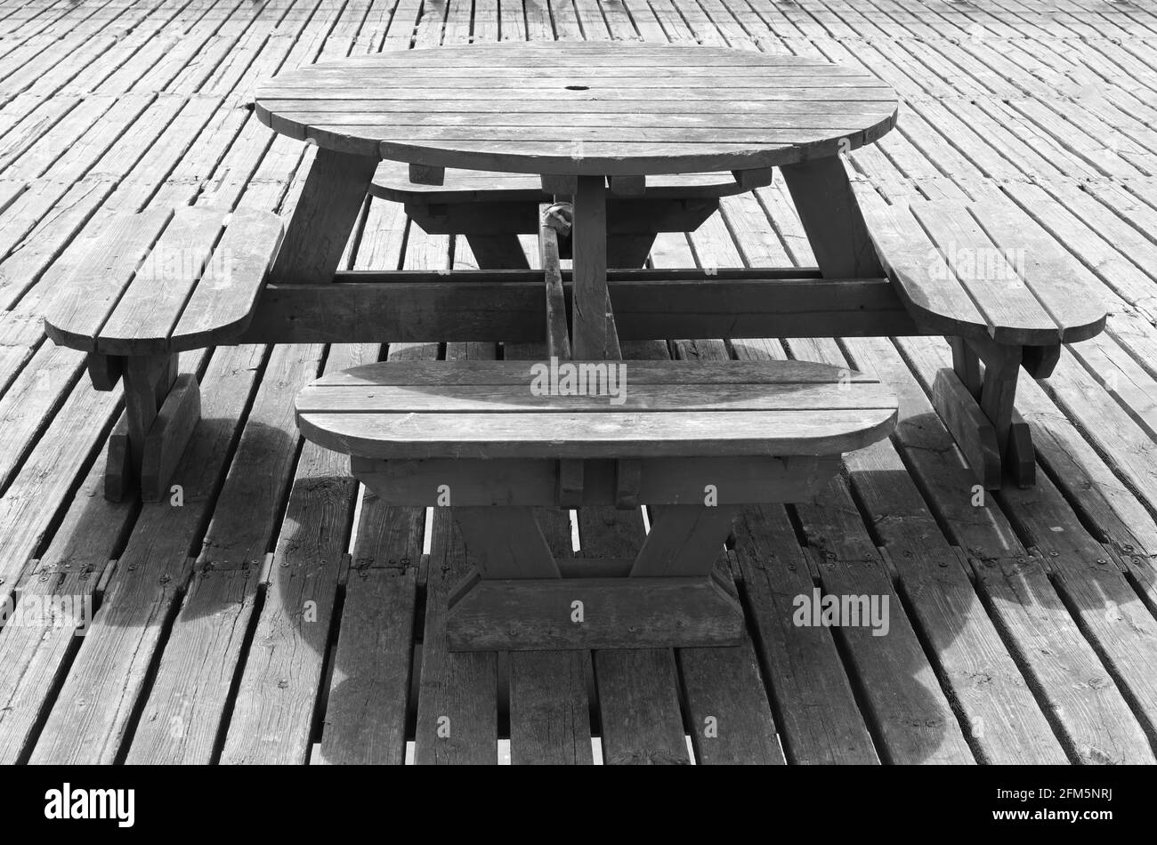 Nahaufnahme des runden Tisches mit festen Stühlen. Stockfoto