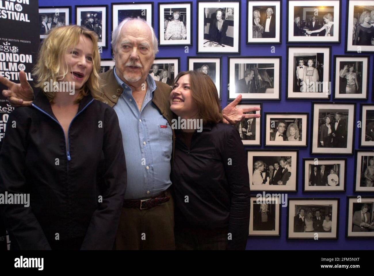 DER AMERIKANISCHE FILMREGISSEUR ROBERT ALTMAN IM ODEON WEST END, WO ER AN DER VORSTELLUNG DES 45. REGUS LONDON FILM FESTIVALS TEILNAHM, LINKS DIE SCHAUSPIELERIN EMILY WATSON (ANGELA'S ASHES) UND RECHTS DIE SCHAUSPIELERIN KELLY MACDONALD (TRAINSPOTTING). 19.9.01 PIC:JOHN VOOS Stockfoto