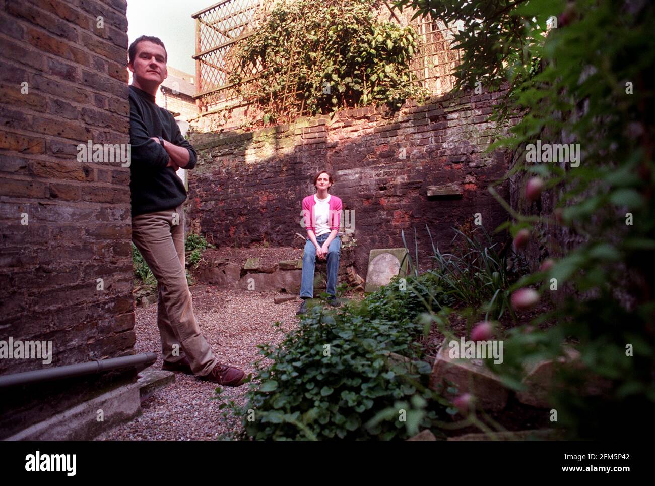 Jonathon und Vanessa Ringer März 2000 Im Garten ihres kürzlich erworbenen Londoner Hauses. Stockfoto
