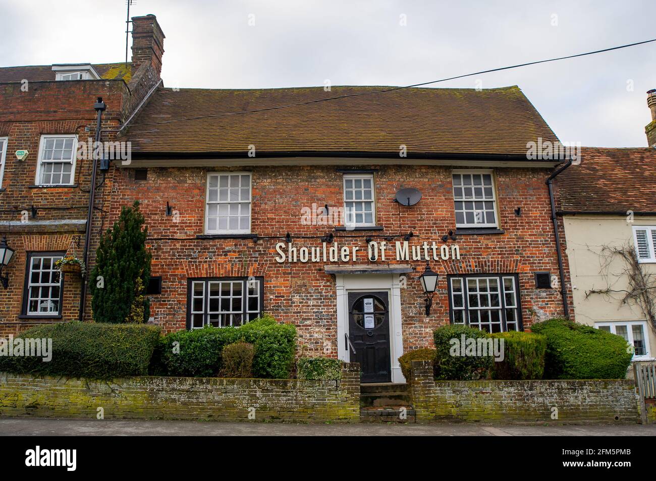 Wendover, Buckinghamshire, Großbritannien. Februar 2021. Der Greene King Shoulder of Mutton Pub in Wendover bleibt während der Covid-19-Sperre vorübergehend geschlossen. Premierminister Boris Johnson hat heute den Fahrplan für England festgelegt, das aus der Covid-19-Sperre herauskommt. Alkohol darf nicht vor dem 12. April 2021 in den Kneipengärten serviert werden. Quelle: Maureen McLean/Alamy Stockfoto