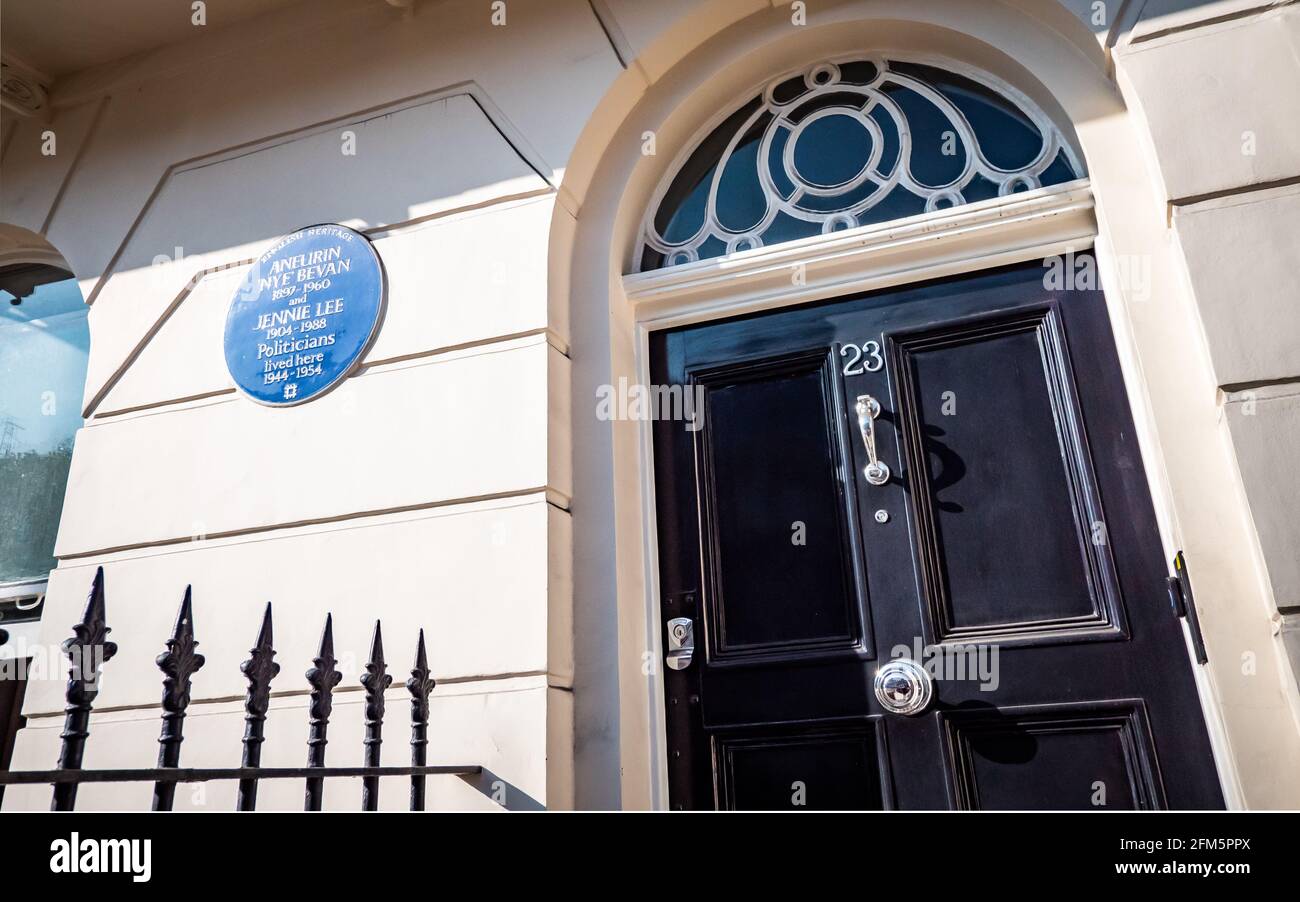 Eine blaue Tafel des englischen Kulturerbes, die das historische Zuhause der britischen Politiker Aneurin 'Nye' Bevan und Jennie Lee in Kensington, West London, markiert. Stockfoto