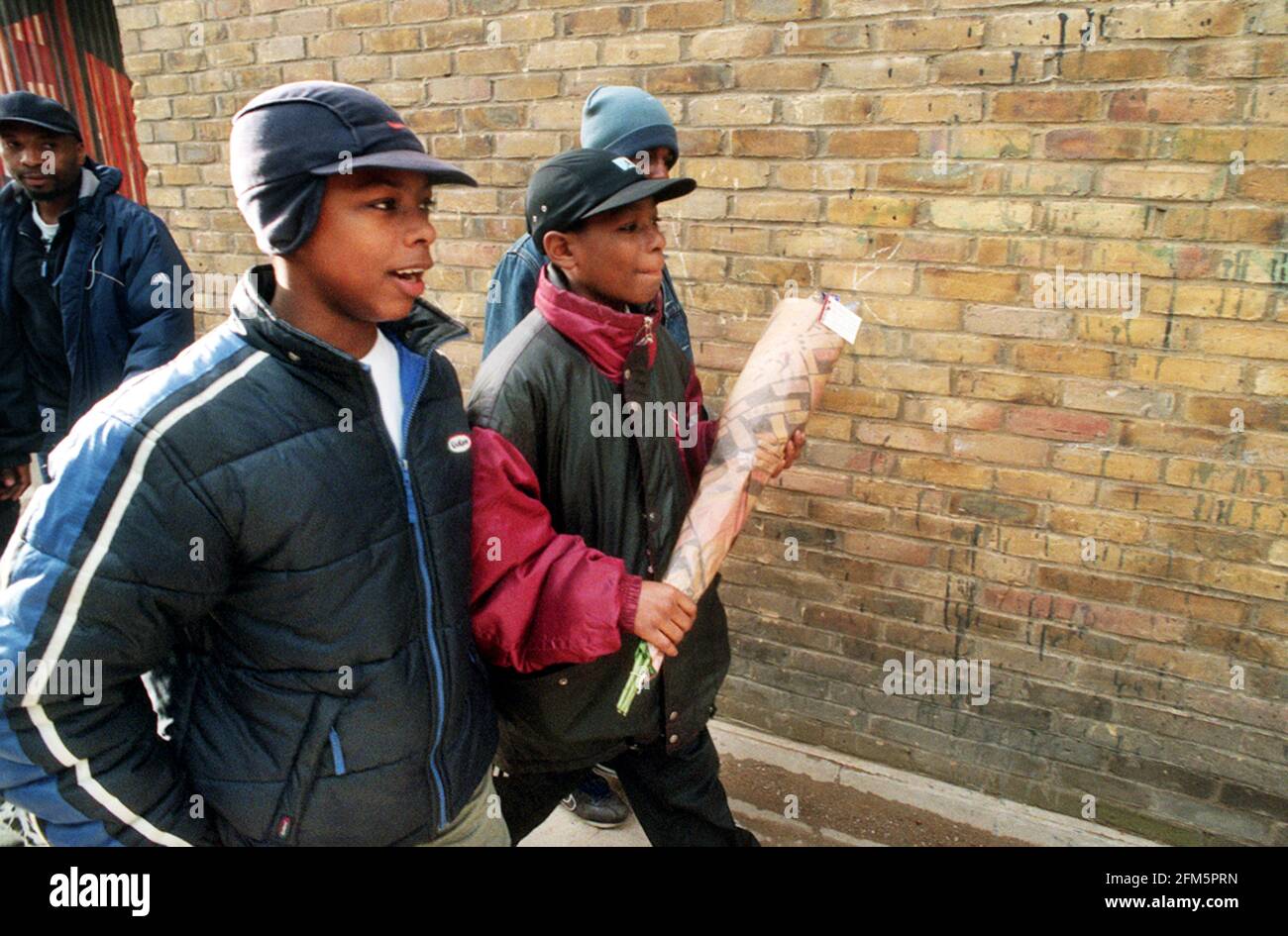 Mord an der 10-jährigen Damilola Taylor in Peckham Dez 2000 Mitglieder der Boyhood to Manhood Foundation kommen am Todesort von Damilola an, um Blumen zu legen Stockfoto
