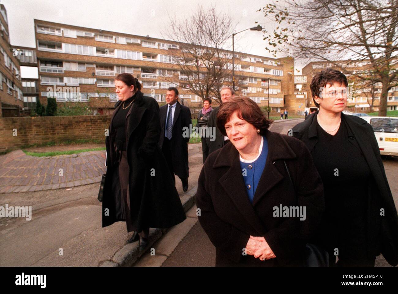 Dezember 2000 Anne Widdecombe besucht die Gegend. Im Hintergrund befindet sich der Wohnblock, in dem die ermordete 10-jährige Damilola Taylor lebte Stockfoto