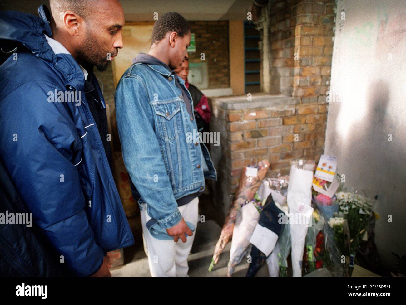 Mord an der 10-jährigen Damilola Taylor in Peckham Dec 2000 . Mitglieder der Boyhood to Manhood Foundation, am Ort des Todes von Damilola, wo sie Blumen hinlegten. Im Vordergrund steht der Gruppenleiter Vanu Seshmi. 30.11.00 Bild:JOHN VOOS Stockfoto