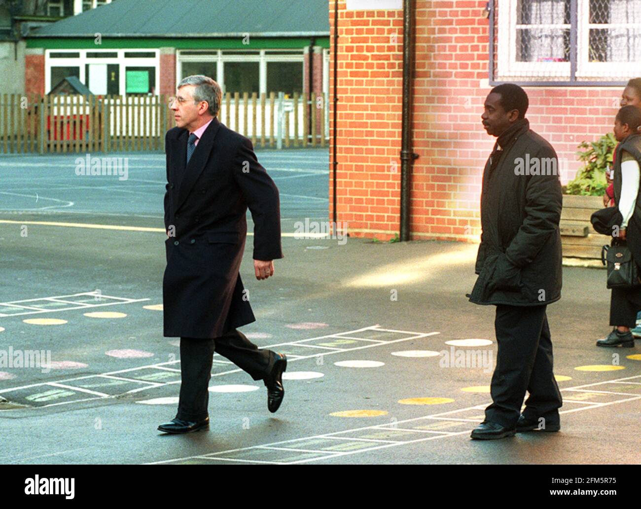 Jack Straw besucht am 2000. Dezember die Oliver Goldsmith Schule, an der die ermordete 10-jährige Damilola Taylor teilnahm. Stroh verlässt nach seinem Besuch die Schule. Stockfoto