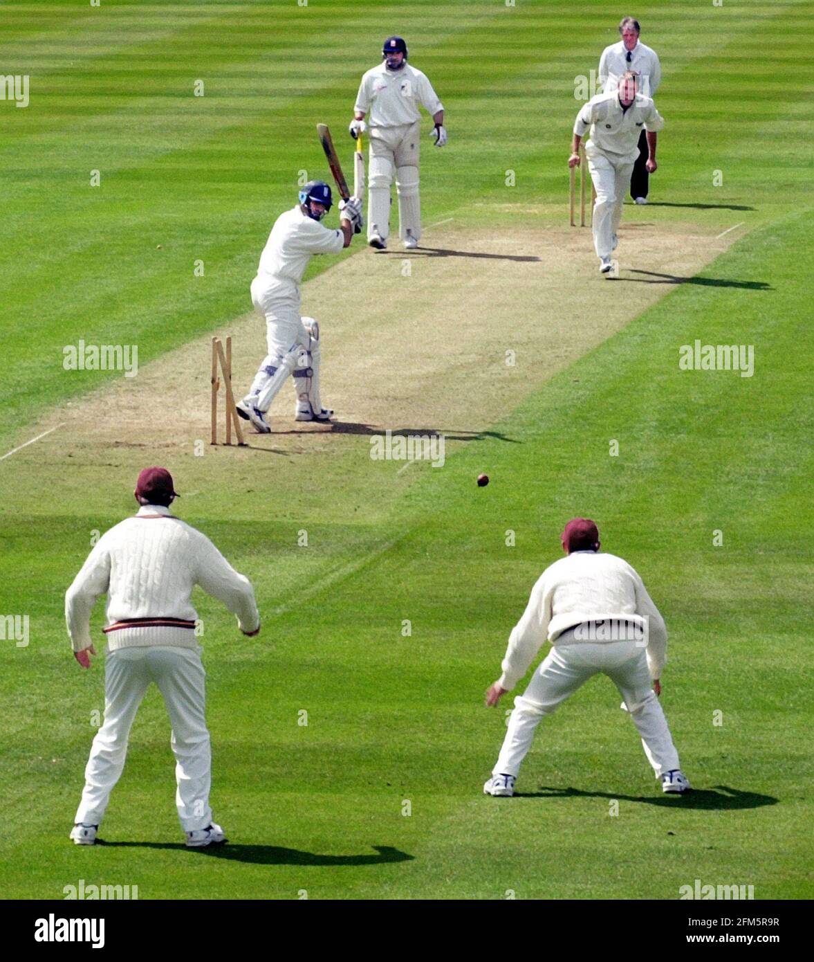 COUNTY CRICKET - ESSEX V NORTHANTS, APR 2001 NASSER HUSSAIN OUT BOWLED Stockfoto