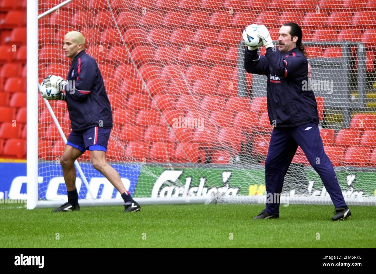 FOOTBALL ENGLAND TRAINIERT AM 2001. MÄRZ IN ANFIELD FÜR IHR SPIEL MIT FINNLAND AM 22/3/2001 WM-QUALIFIKATIONSSPIELE IN 2002 ENGLANDS TORHÜTER BILDEN ZUSAMMEN AUS Stockfoto