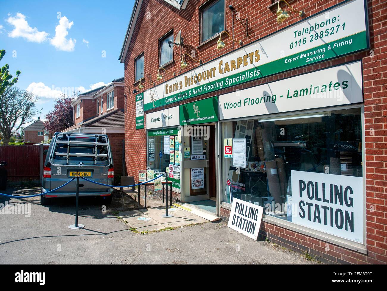 Keiths Discounter Carpets wird als provisorisch verwendetes Wahllokal für den Wahltag in Wigston, Leicester, genutzt. Kommunalwahlen in Großbritannien. Stockfoto