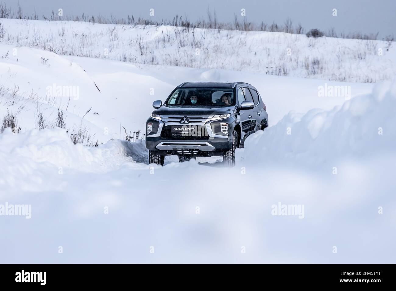 Moskau, Russland - 17. Februar 2021: Der neue Mitsubishi Pajero Sport. Facelifted-suv. ..Winter, das Auto fährt Off-Road. Die Front des aktualisierten SUV. Stockfoto