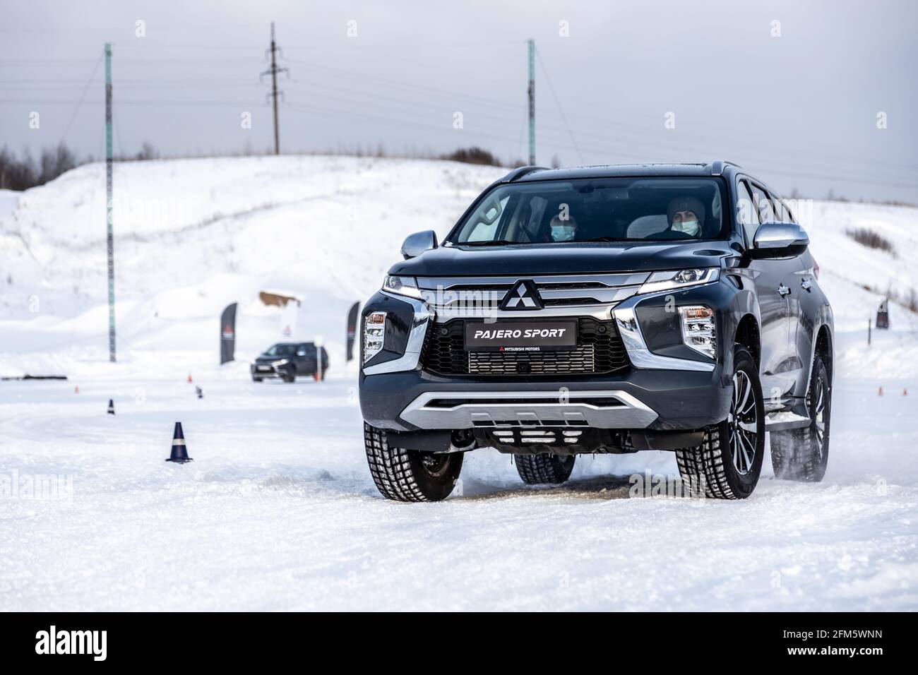 Moskau, Russland - 17. Februar 2021: Der neue Mitsubishi Pajero Sport. Facelifted-suv. ..Winter, das Auto wird auf dem Testgelände der Vorderseite des aktualisierten SUV getestet. Vorder- und Halbansicht Stockfoto