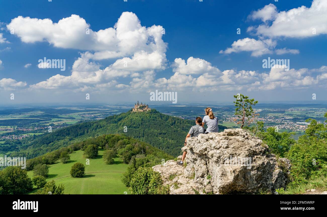 Schloss Hohenzollern, Baden-Württemberg, Deutschland - 06-07-2020, zwei Frauen bewundern eines der berühmtesten Wahrzeichen in Baden-Württemberg, während einer Wanderung Stockfoto