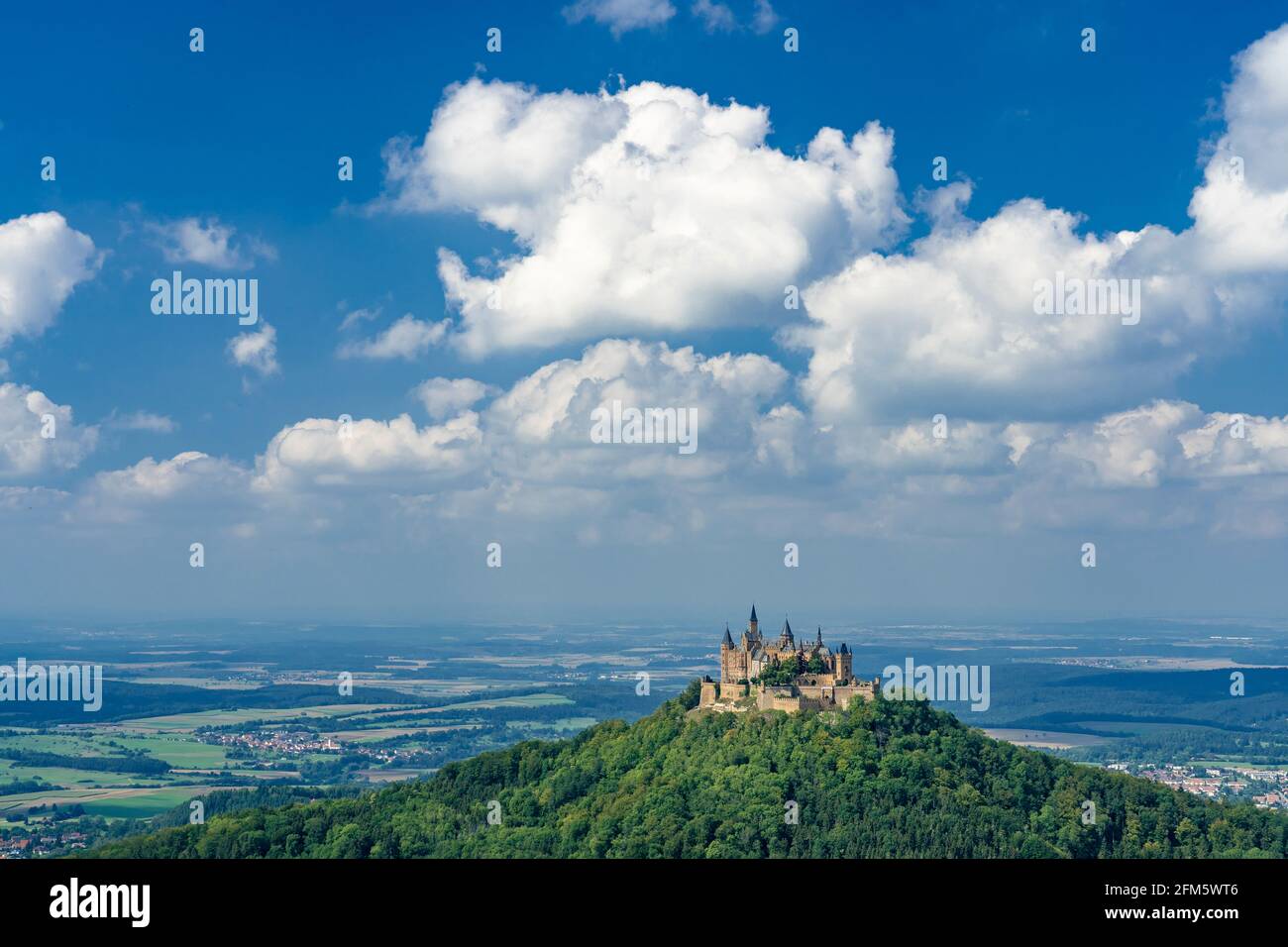 Schloss Hohenzollern, Baden-Württemberg-Deutschland - 06-07-2020, eines der berühmtesten Wahrzeichen in Baden-Württemberg und Hauptburg der Hohenzollern Dyn Stockfoto