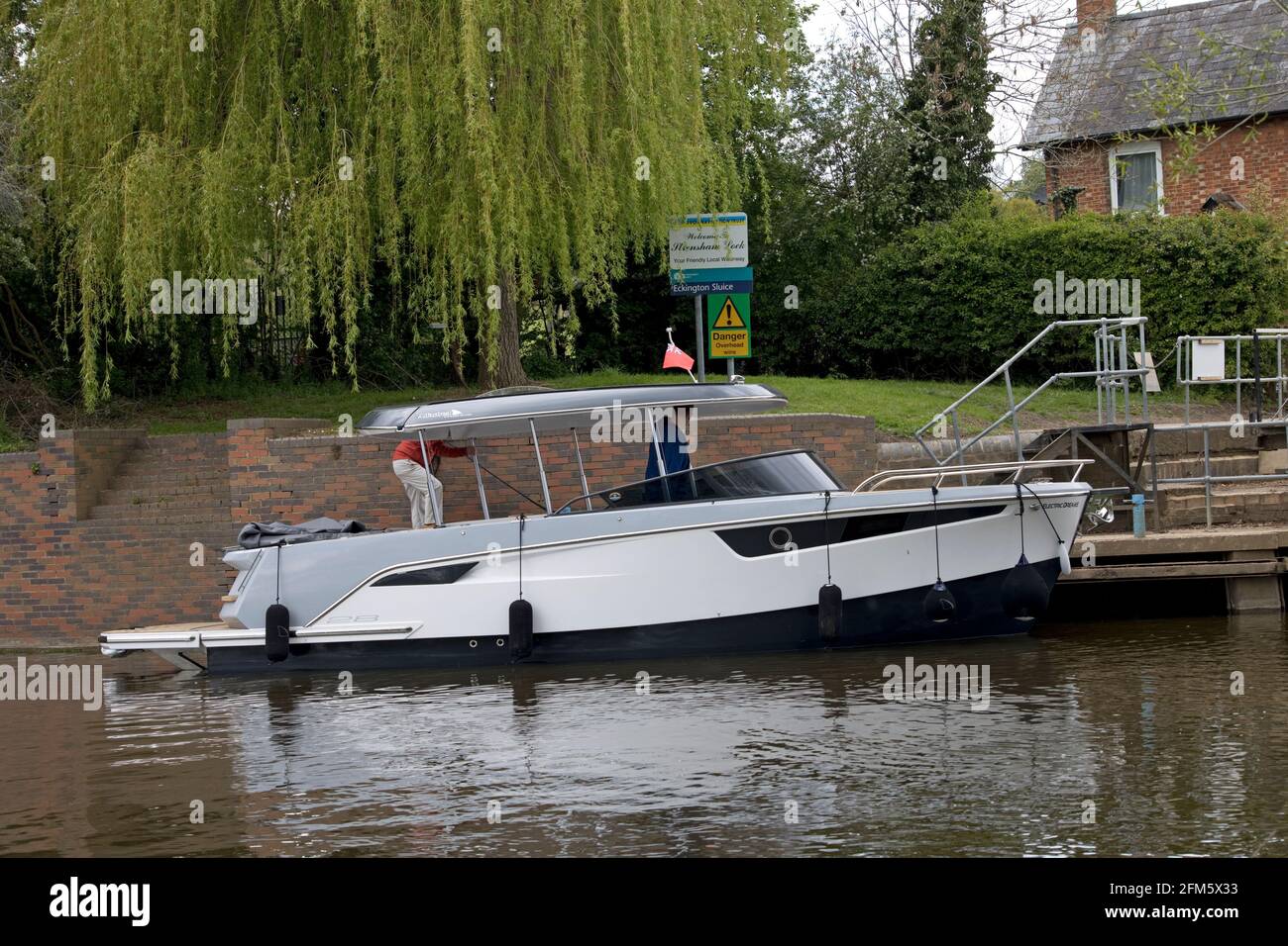 Elektromotorstart auf dem Fluss Avon an der Eckington Lock May Bankfeiertag 2021 Großbritannien Stockfoto