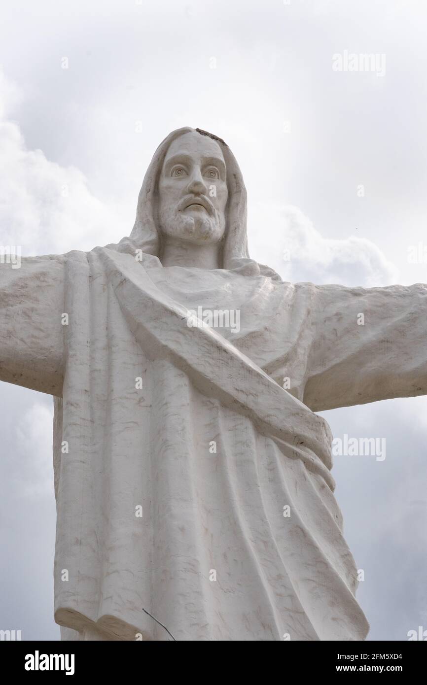 White Christ (Cristo Blanco) liegt oberhalb der Kolonialstadt Cusco, Peru. Stockfoto