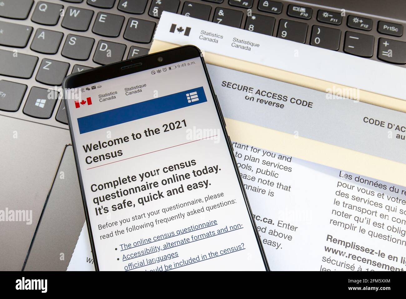 Toronto, Kanada - 6. Mai 2021: Ein Smartphone mit der Homepage der Canada 2021 Census-Website auf dem Schreiben mit dem sicheren Zugangscode mit einer Tastatur i Stockfoto