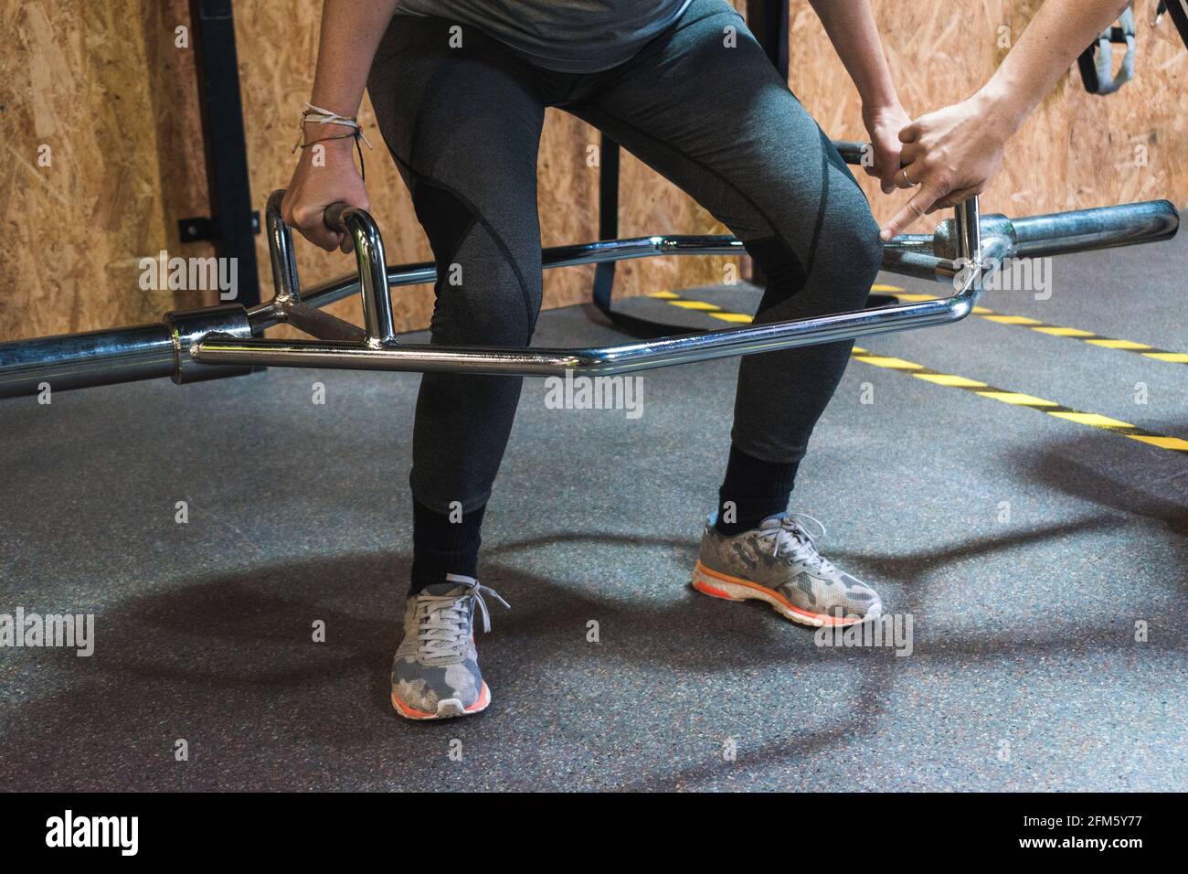 Nahaufnahme einer Frau, die mit dem olympischen Sechskantschlüssel einen Tothub macht Stockfoto