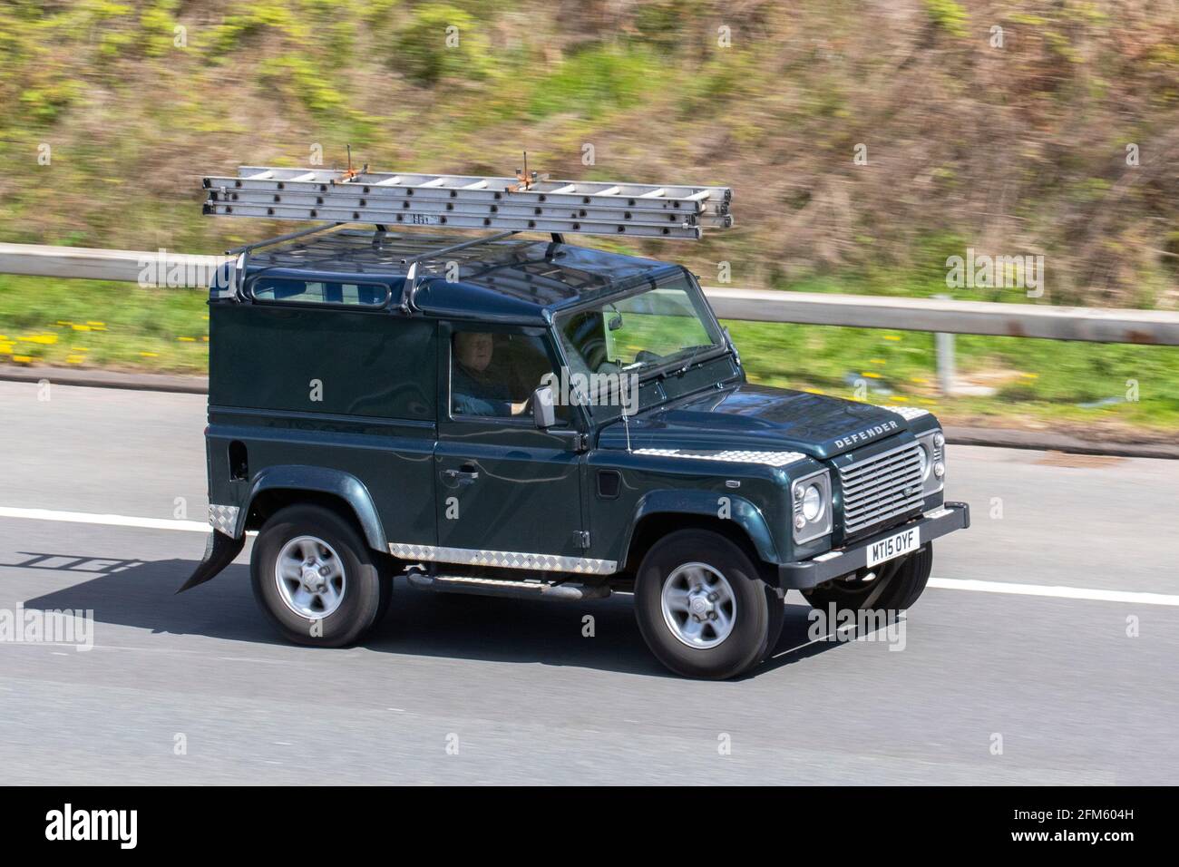 2015 Land Rover Defender 90 XS Hard Top; Fahrzeugverkehr, Fahrzeuge bewegen, Autos, Fahrzeug fahren auf britischen Straßen, Motoren, Fahren auf der Autobahn M6 Autobahn UK Straßennetz Stockfoto