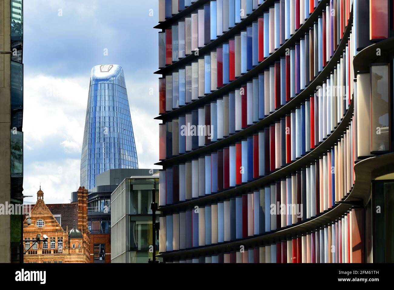 London, England, Großbritannien. Ein Blackfriars / der Boomerang (Apartmentblock) vom Old Bailey - Mizuho Bank Gebäude auf der rechten Seite gesehen Stockfoto