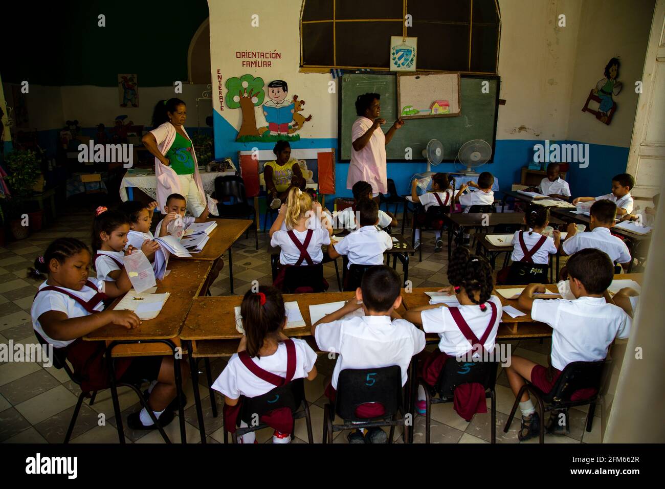 Kinder in der Schule in Trinidad, der schönen Stadt in Kuba, während sie studen Stockfoto