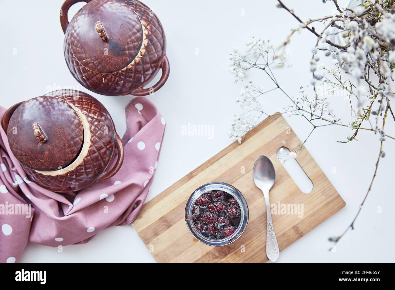 Gesundes fermentiertes Honigprodukt mit Cranberry, Probiotika. Konservierungsmittel für Lebensmittel. Köstliches Rezepturkonzept. Antivirale Nahrung zu Hause. Draufsicht Stockfoto