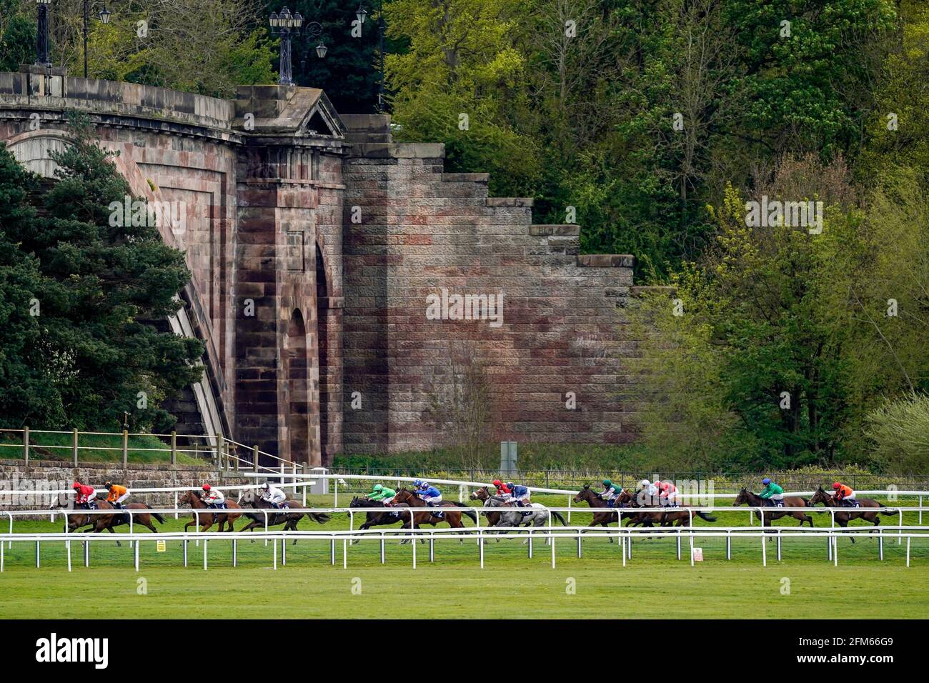 Eine allgemeine Ansicht der Läufer und Reiter in Aktion, während sie im Destination 2 Handicap während des Ladies Day of the Boodles May Festival 2021 auf der Rennbahn von Chester antreten. Bilddatum: Donnerstag, 6. Mai 2021. Siehe PA Story RACING Chester. Bildnachweis sollte lauten: Alan Crowhurst/PA Wire. EINSCHRÄNKUNGEN: Die Nutzung unterliegt Einschränkungen. Nur redaktionelle Verwendung, keine kommerzielle Nutzung ohne vorherige Zustimmung des Rechteinhabers. Stockfoto
